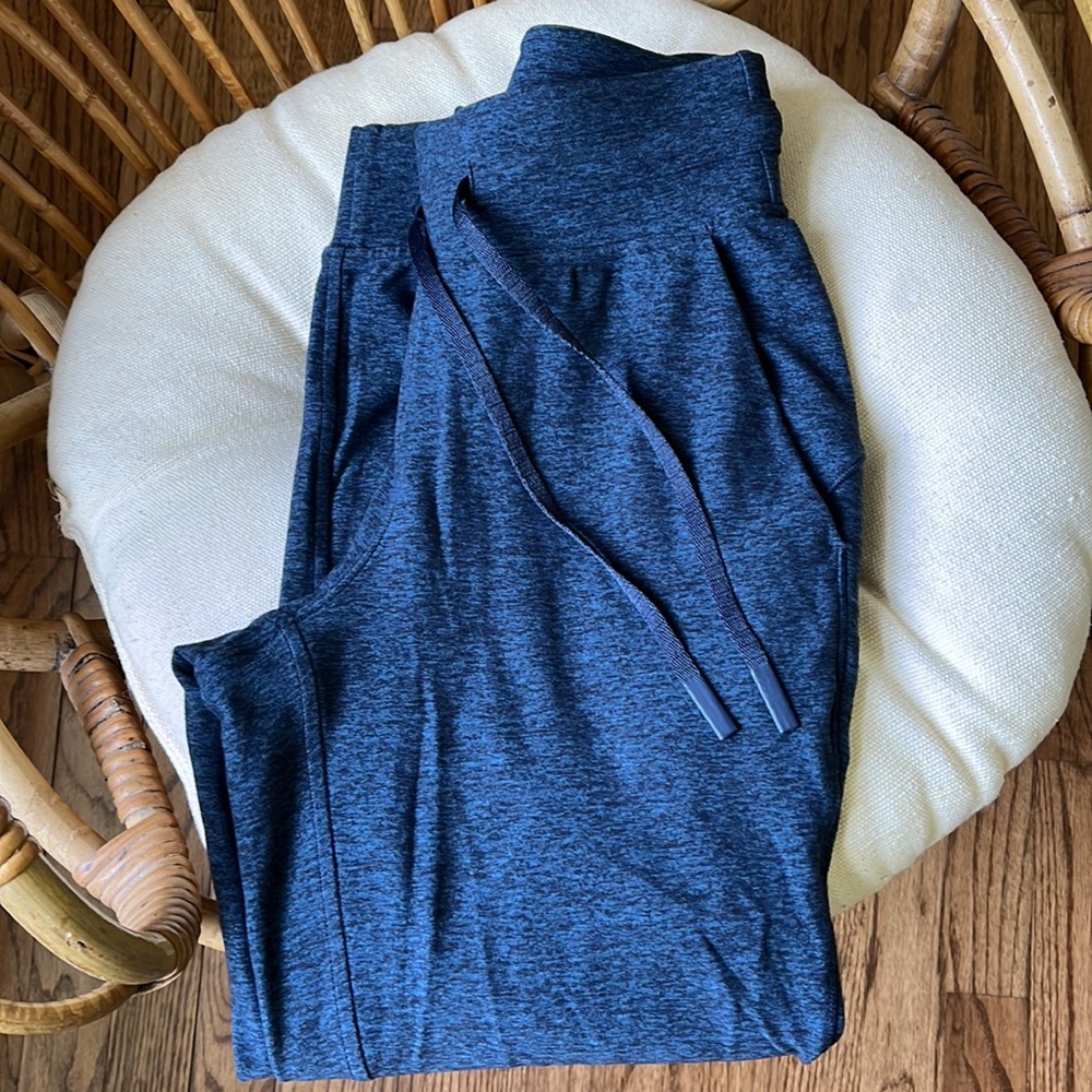 Brand new never worn lululemon joggers size 2